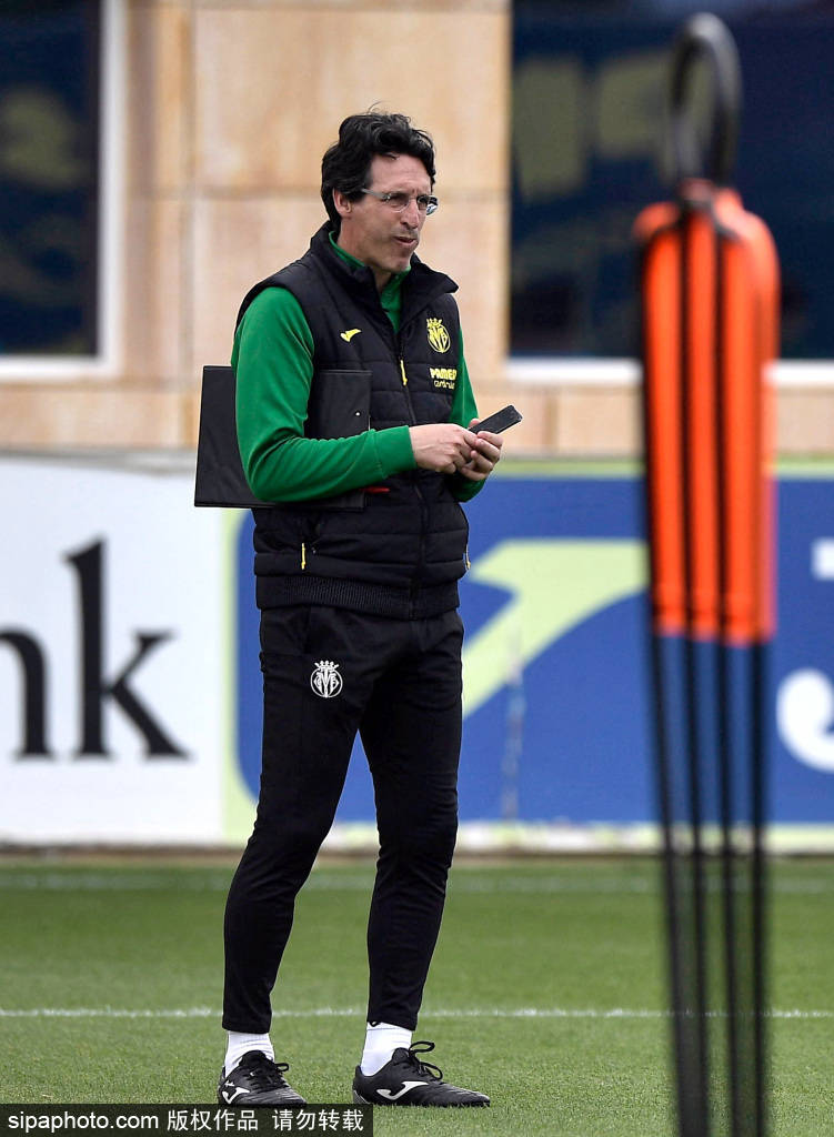 开云体育官网-转会期体能课后，比利亚雷亚尔强势反弹备战英超，质疑声仍在，更衣室氛围转暖(比利亚雷亚尔比赛直播)